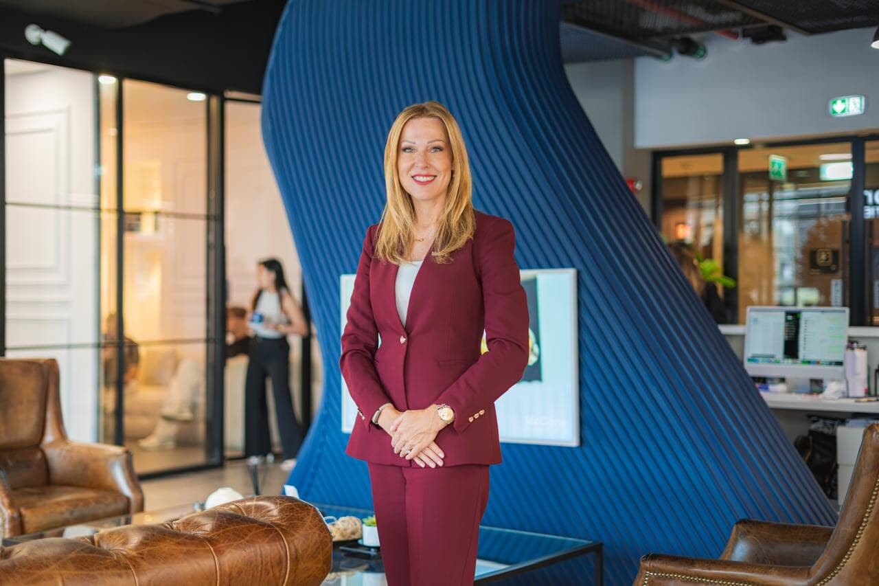 Gwen De Vos op het kantoor van McCone Properties in Dubai