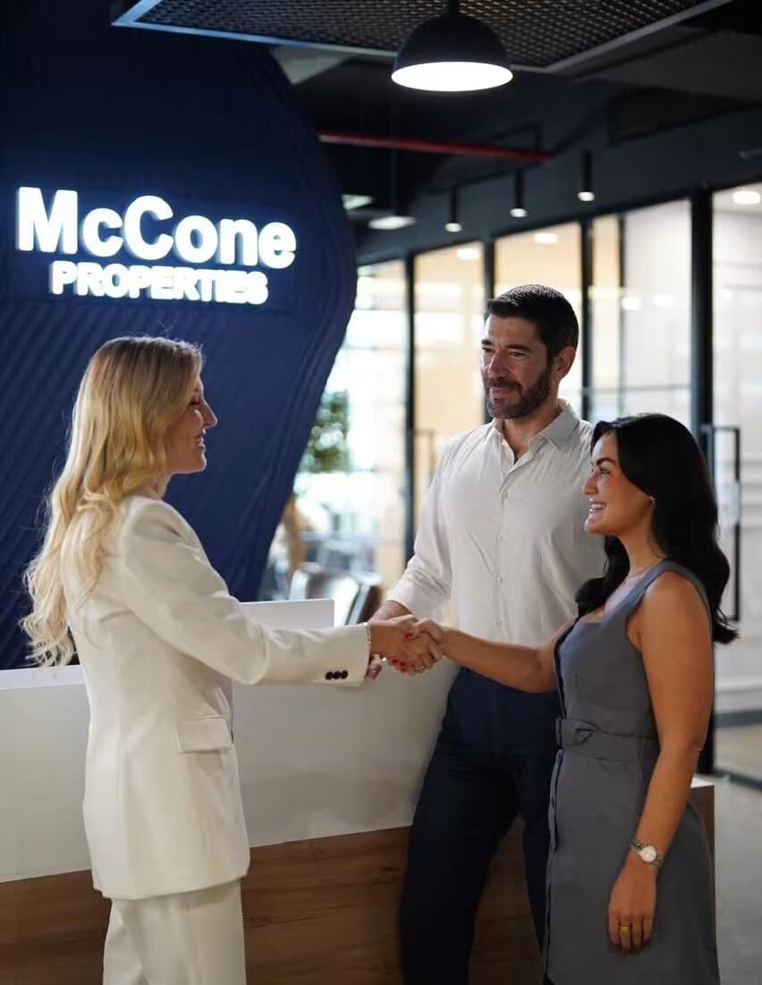 Gwen De Vos verwelkomt kopers op het kantoor van McCone Properties