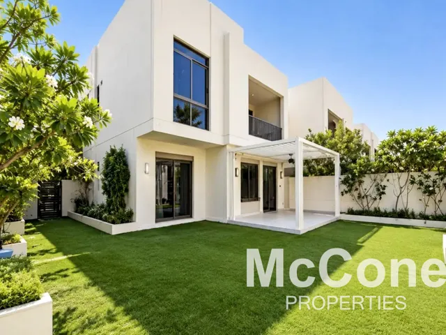4 Bedroom Townhouse for Rent in Zahra Townhouses, Town Square