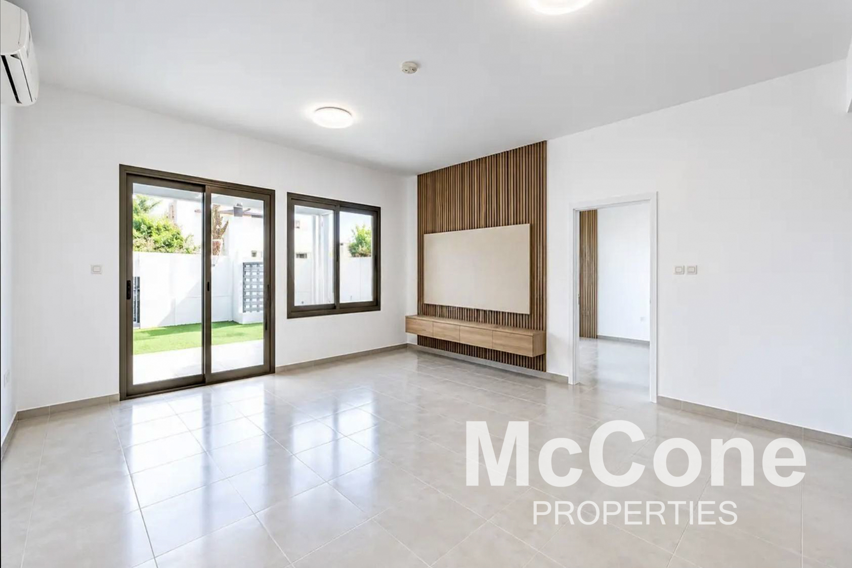4 Bedroom Townhouse for Rent in Zahra Townhouses, Town Square — photo 2 of 10