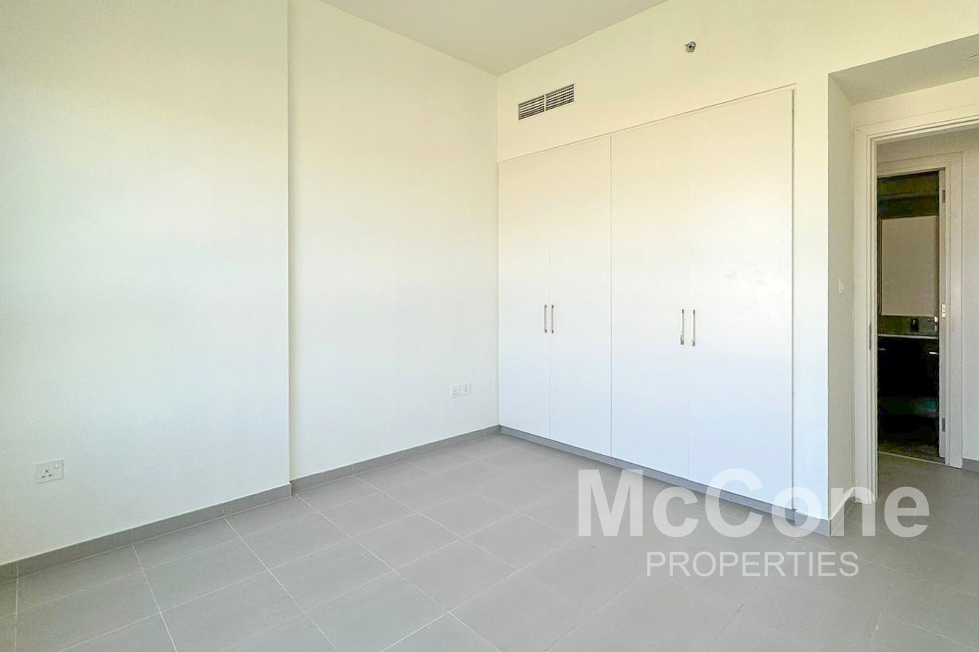 1 Bedroom Apartment for Sale in Golf Views A, Dubai South (Dubai World Central) — photo 8 of 17