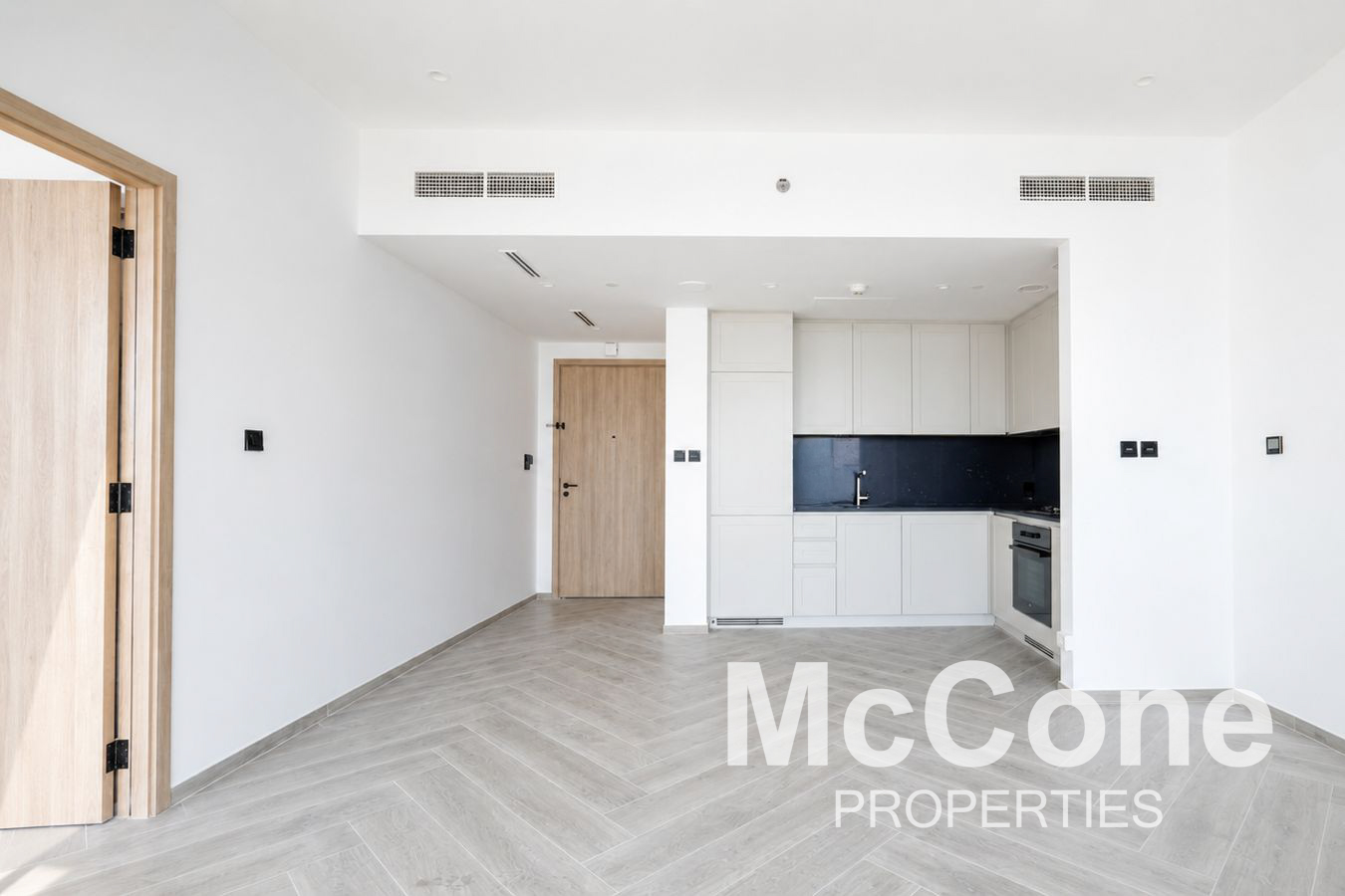 1 Bedroom Apartment for Sale in Peninsula Three, Business Bay — photo 2 of 11
