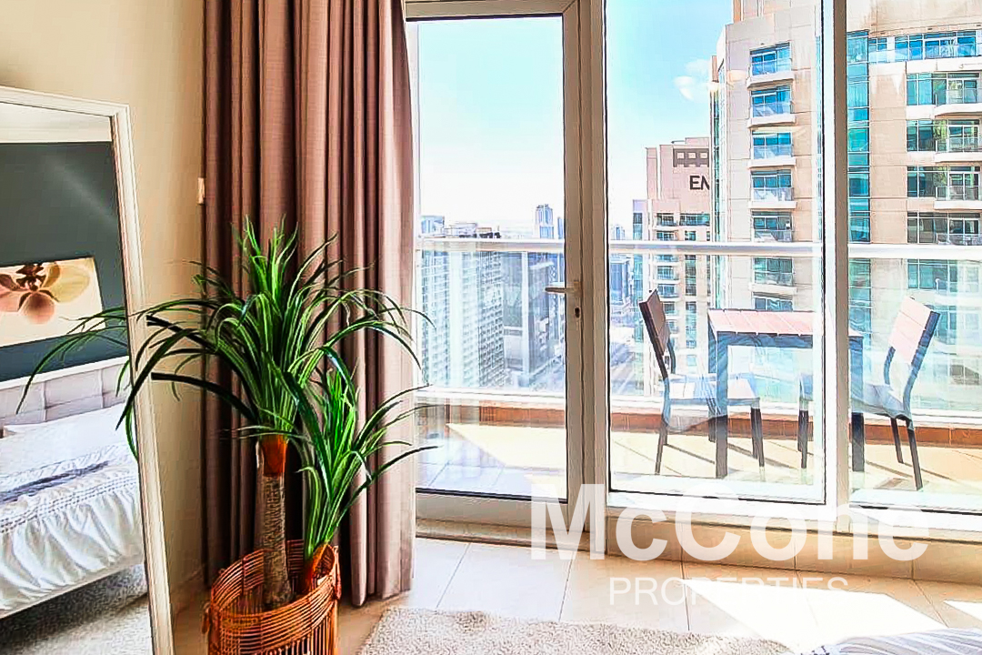 Studio Apartment for Sale in Burj Al Nujoom, Downtown Dubai — photo 6 of 23