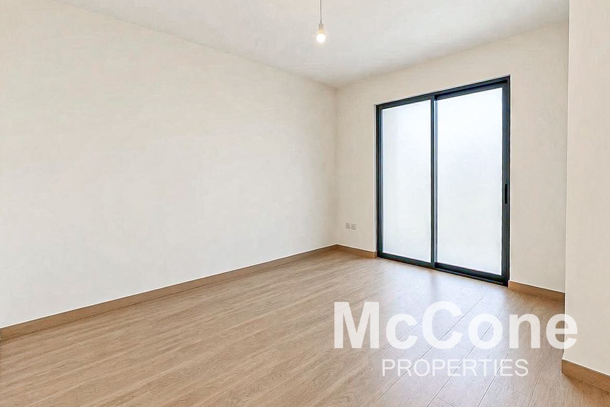 3 Bedroom Apartment for Sale in Holland Gardens, Town Square — photo 8 of 15