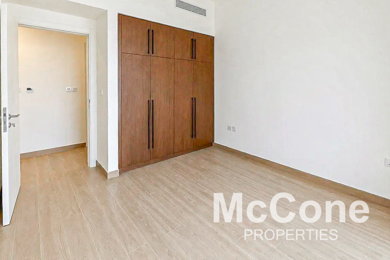 3 Bedroom Apartment for Sale in Holland Gardens, Town Square — photo 9 of 15